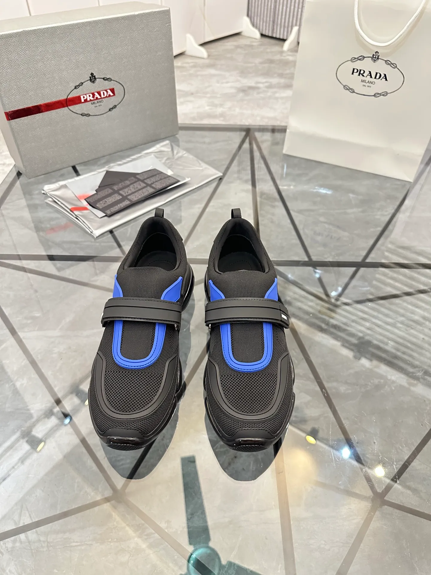 Men's shoes: 💰P520¥ High-end top quality Product trademark: Prada *"Prada*" low-top casual shoes Regular size: 38-45 (can be customized to 46) One size larger Product materials: imported breathable fly weave upper, professional glue-making process, breathable lining, cowhide foot pads, original outsole. No.: 001